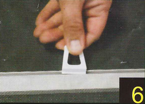 Установить ручки по центру длинных профилей в паз поверх сетки.