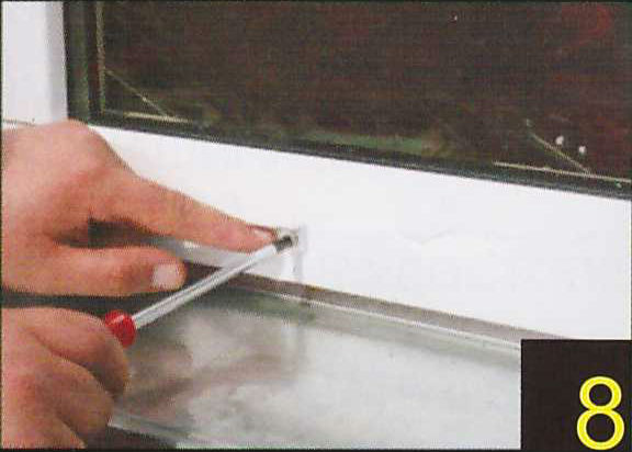 Закрепить саморезами два коротких крепления на внешней нижней части оконной рамы по краю оконного проема так, чтобы расстояние от верхнего края проема рамы до упорной части крепления было 2,5 см.